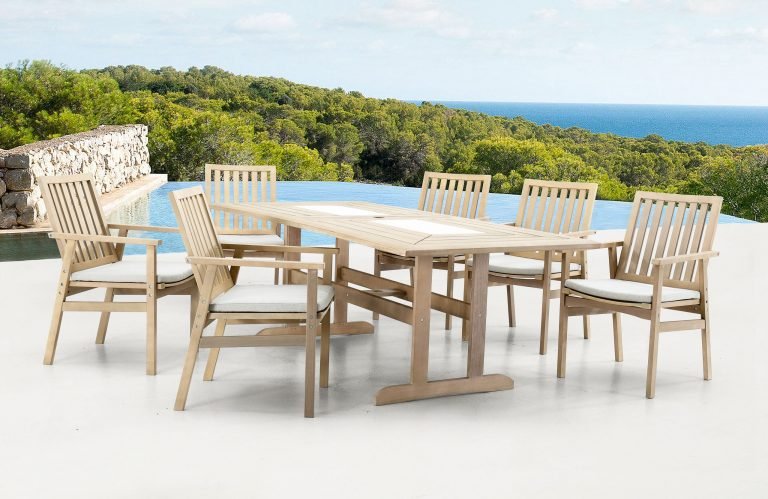 Holztische und -stühle für den Außenbereich