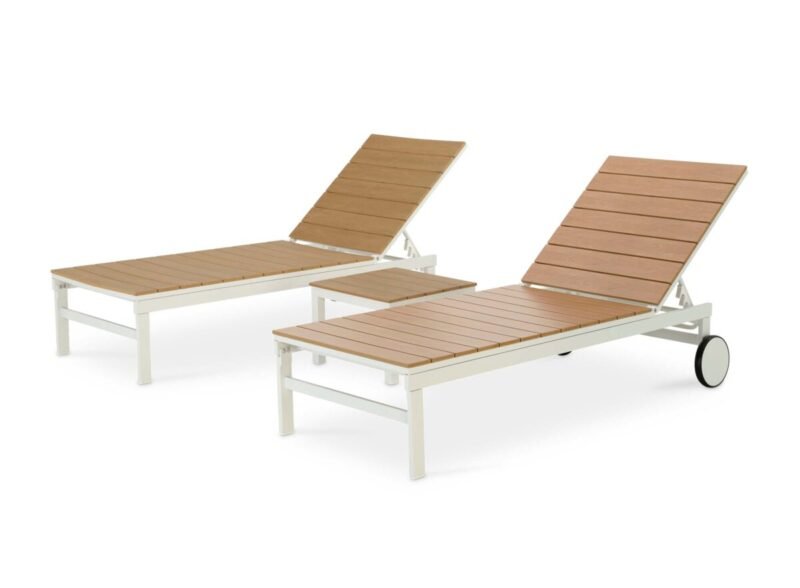 Set of 2 white aluminum and high density polyethylene with wooden effect loungers with wheels + side table – Osaka white