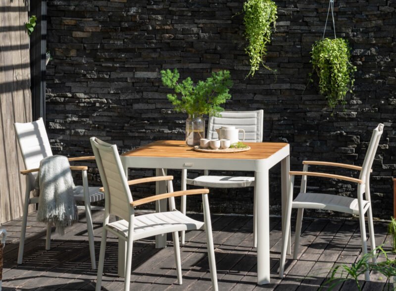 Mesa de jardim 95×95 cm e 4 cadeiras em alumínio e textileno branco – Portais