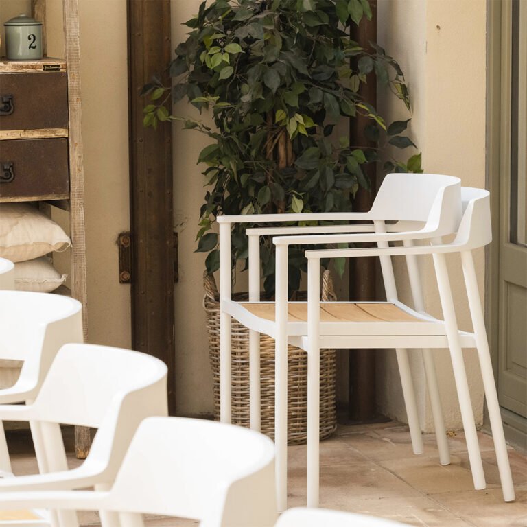 vermont_0054_pack-2-stackable-garden-chairs-in-aluminium-white-and-teak (5)